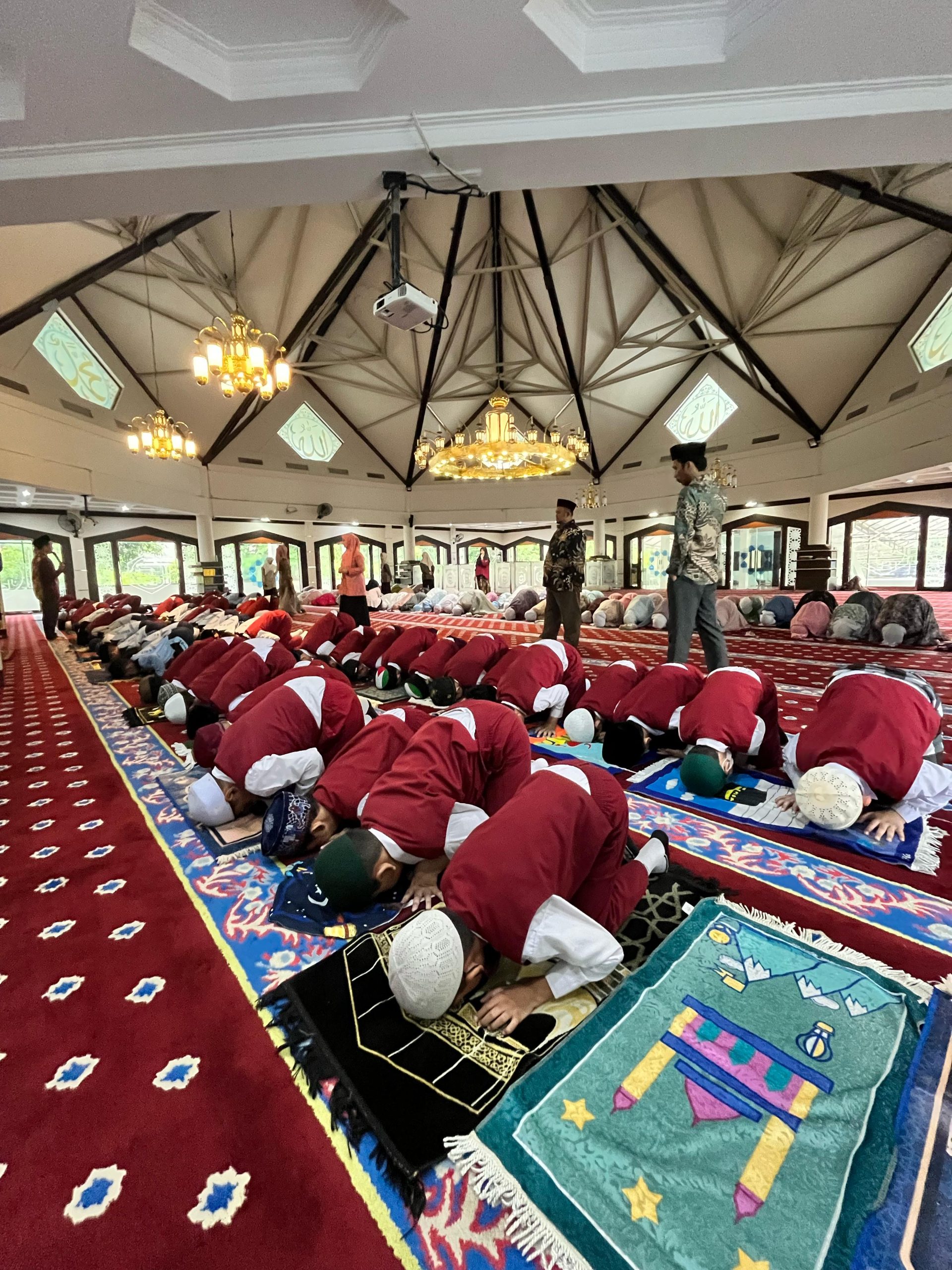 Siswa SDIT Al Ittihaad sholat berjamaah di masjid sekolah